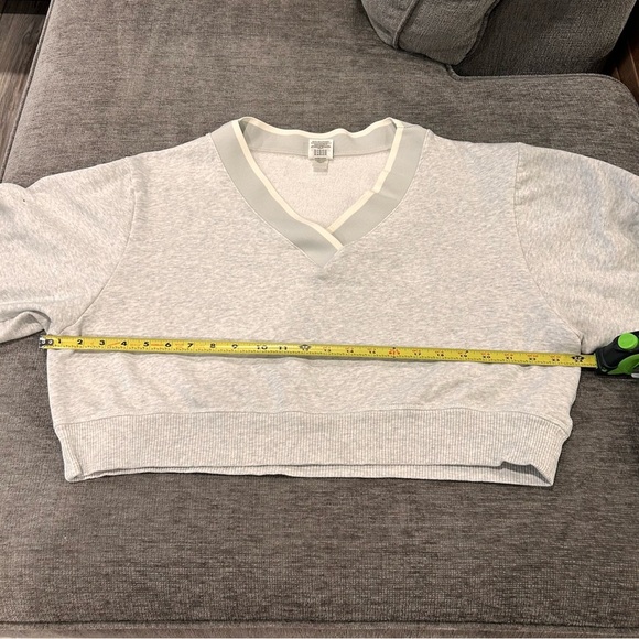 PINK Victoria Secret Cropped Gray V-Neck Women's Sweater Size Large - Picture 10 of 11